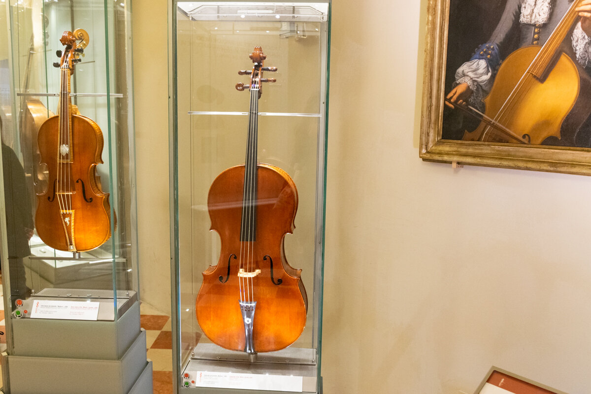 Instruments de musique dans la galerie de l'Académie