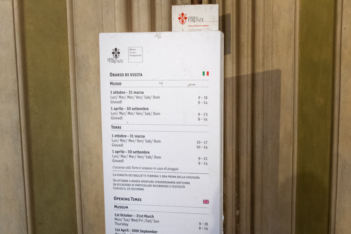 Panneau d'horaires pour la visite du Palais Pitti de Florence