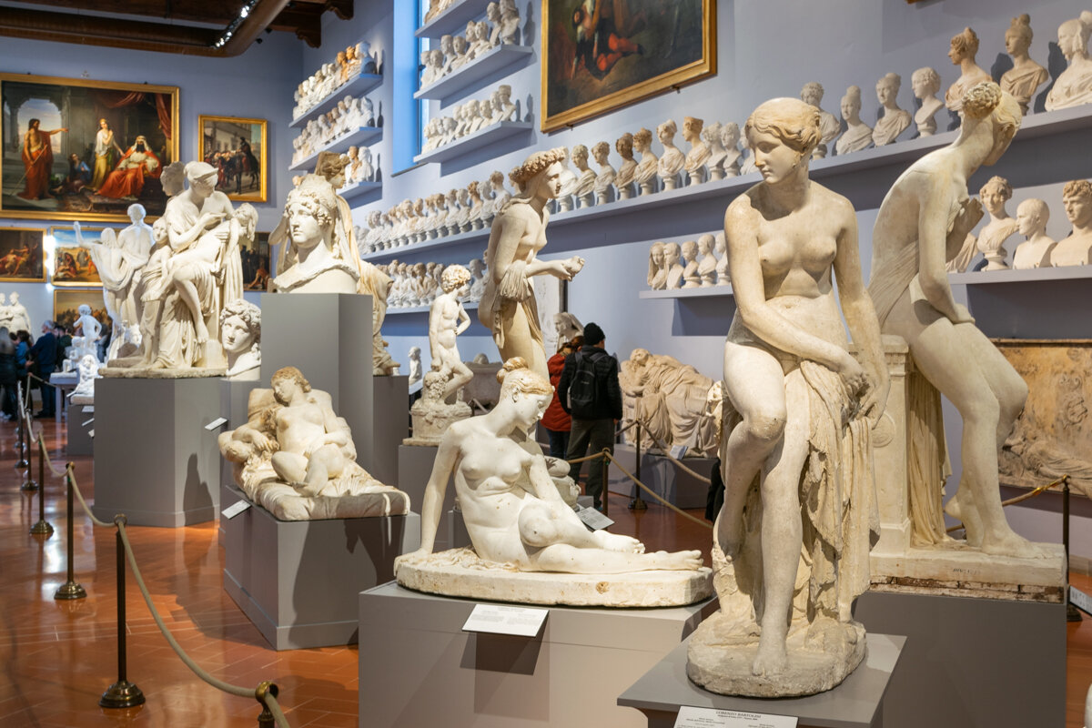 Statues dans la galerie de l'Académie à Florence