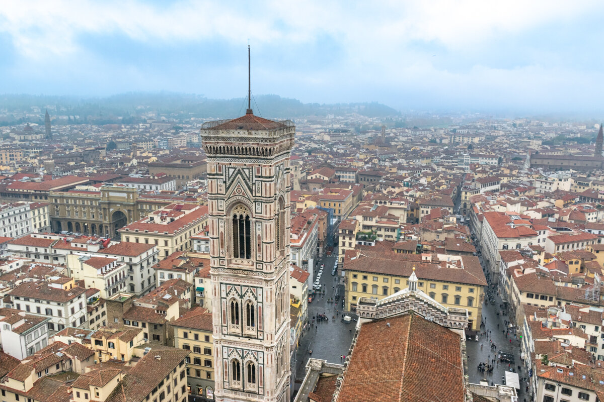 Vue sur le campanile de Florence depuis le Duomo