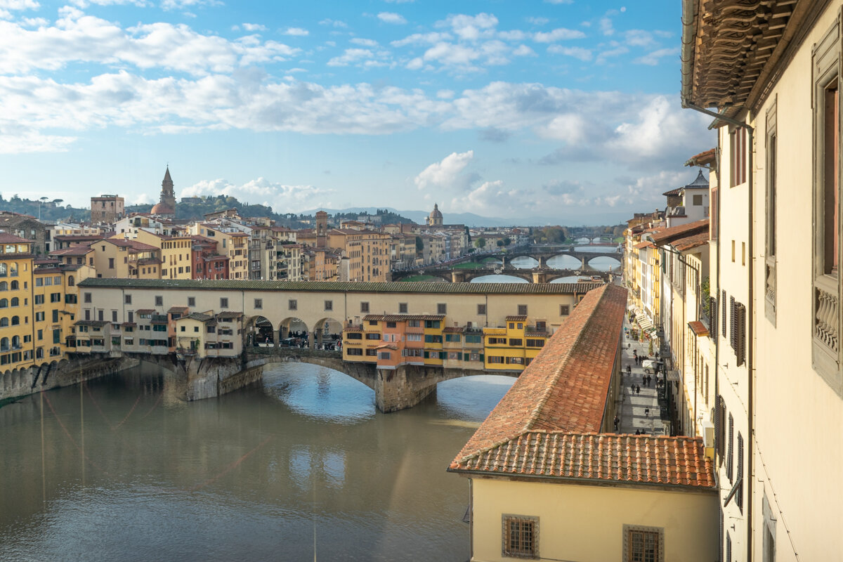 Vue sur le fleuve Arno depuis la galerie des Offices de Florence