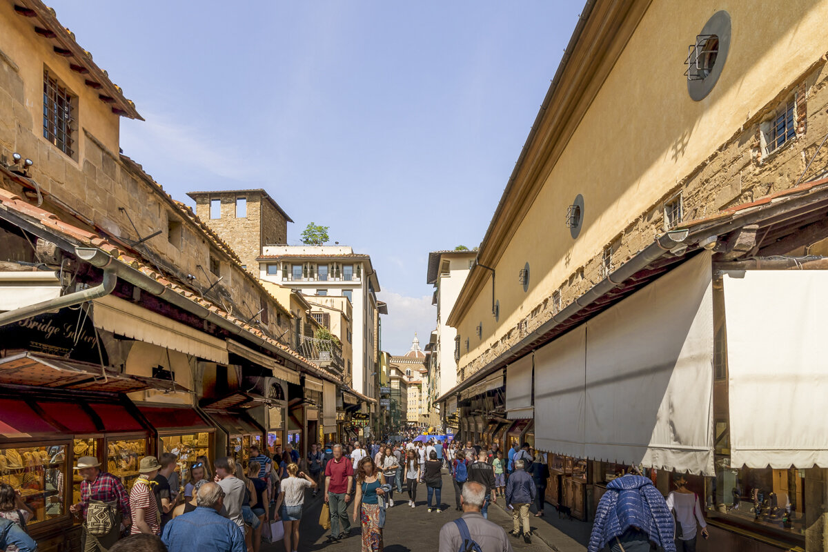 Traversée du Ponte Vecchio par des touristes